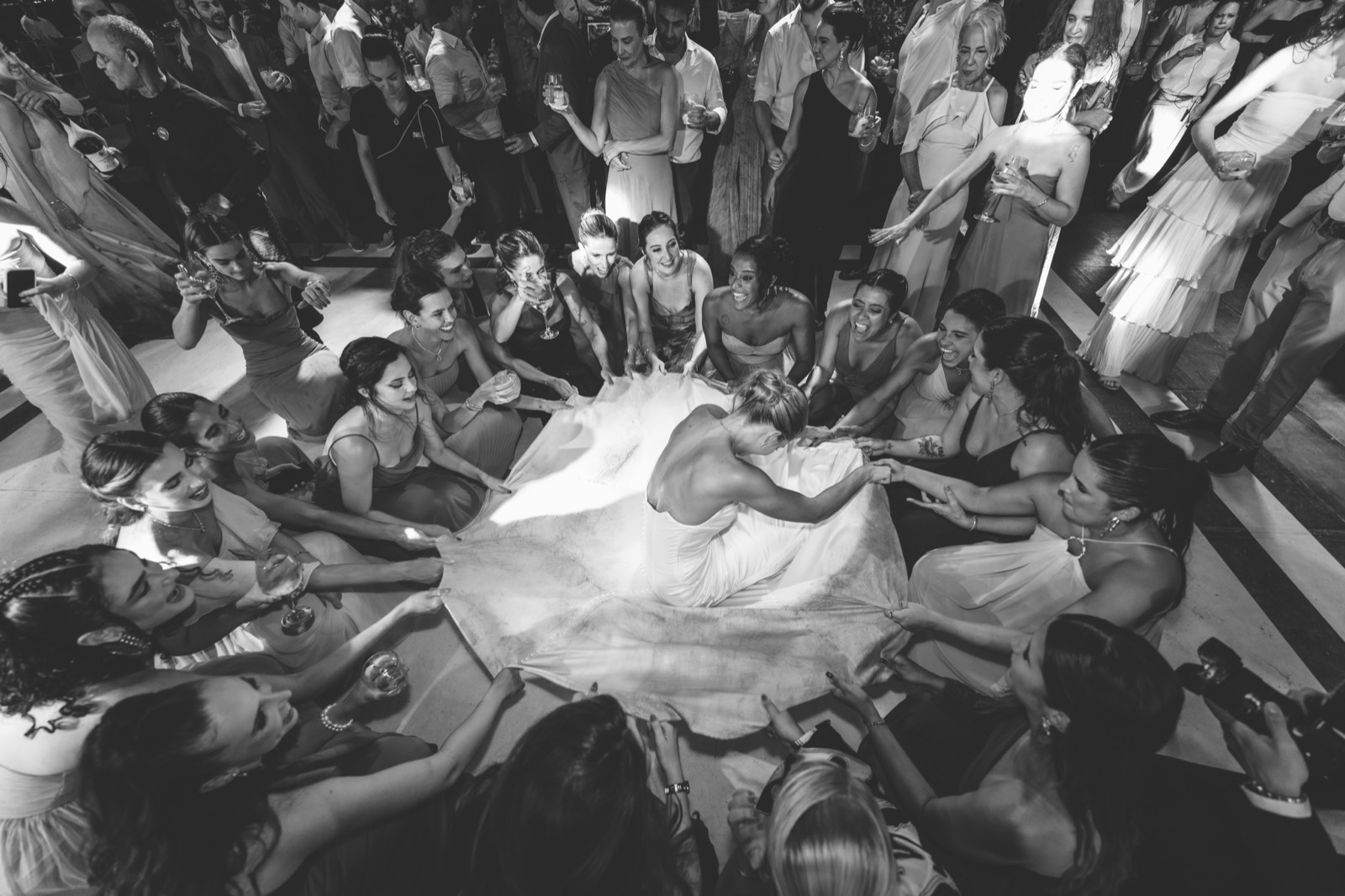 Noiva rodeada pelas convidadas durante a festa